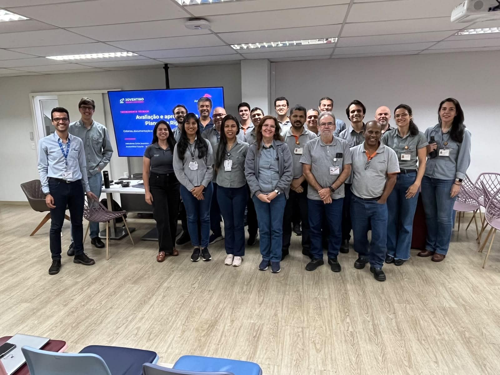 Group photo of the team at the end of the technical training, with the closing slide in the background