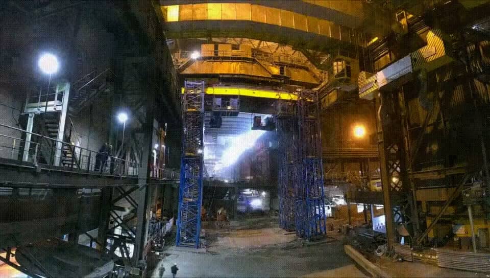 Giro da ponte rolante PR-18 por pórtico hidráulico telescópico durante transposição na aciaria