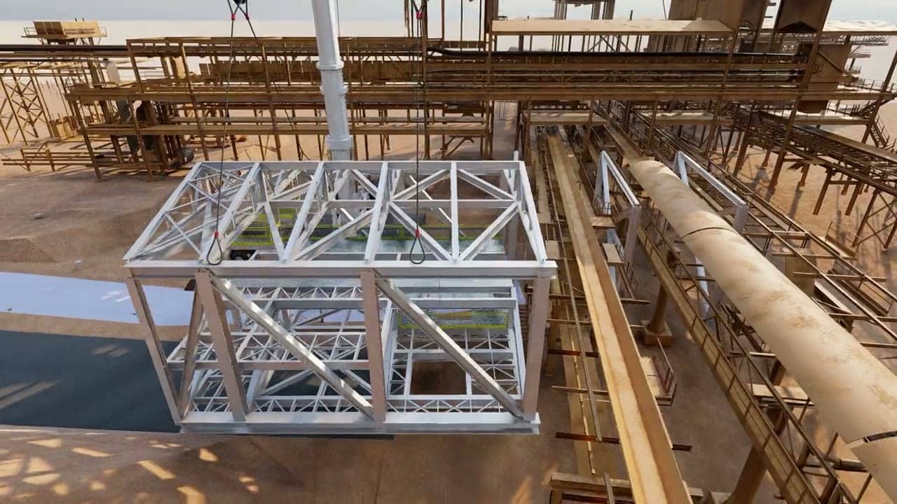 Simulação 3D fotorrealista de módulo pré-montado sendo posicionado por guindaste em planta industrial